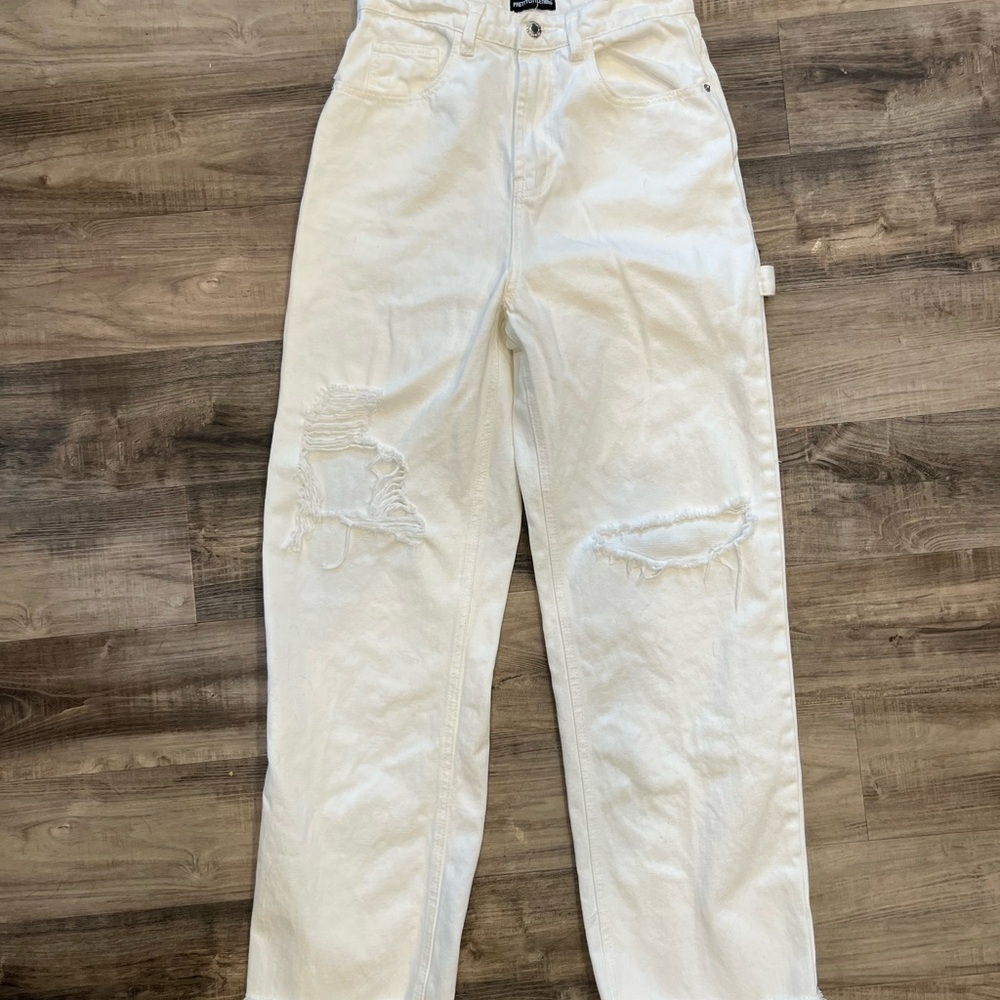 PrettyLittleThing White Distressed High-Waist Jeans Women’s Size 6